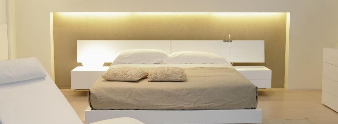 Decora el cabecero de la cama con luces LED