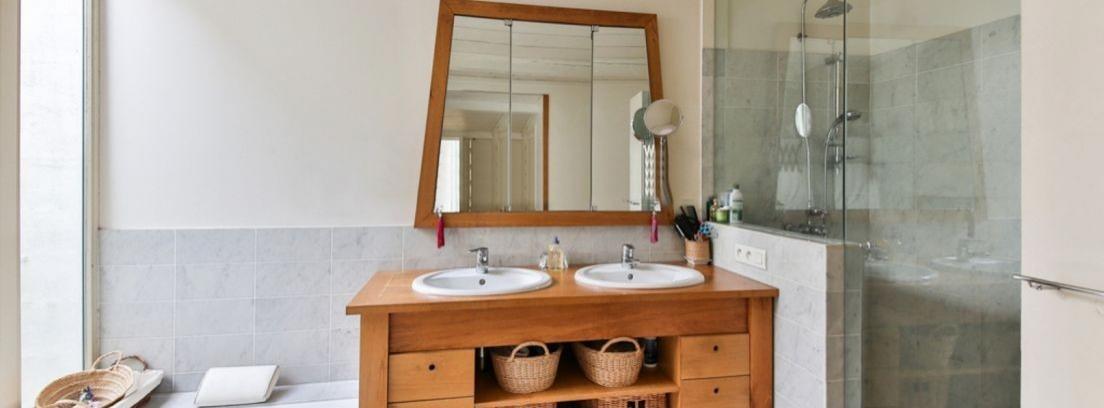 Cambia el aspecto de los muebles del baño con papel pintado
