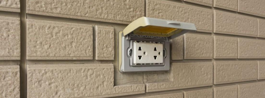 Enchufes de exterior: qué necesitas para instalarlos y cómo hacerlo
