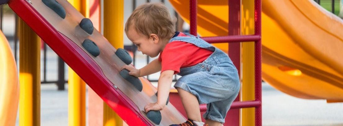 Montar un parque infantil en el jardín: tipo de suelo y vallas