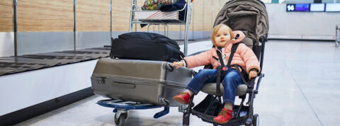 ¿Se puede llevar un carrito de bebé en el avión?
